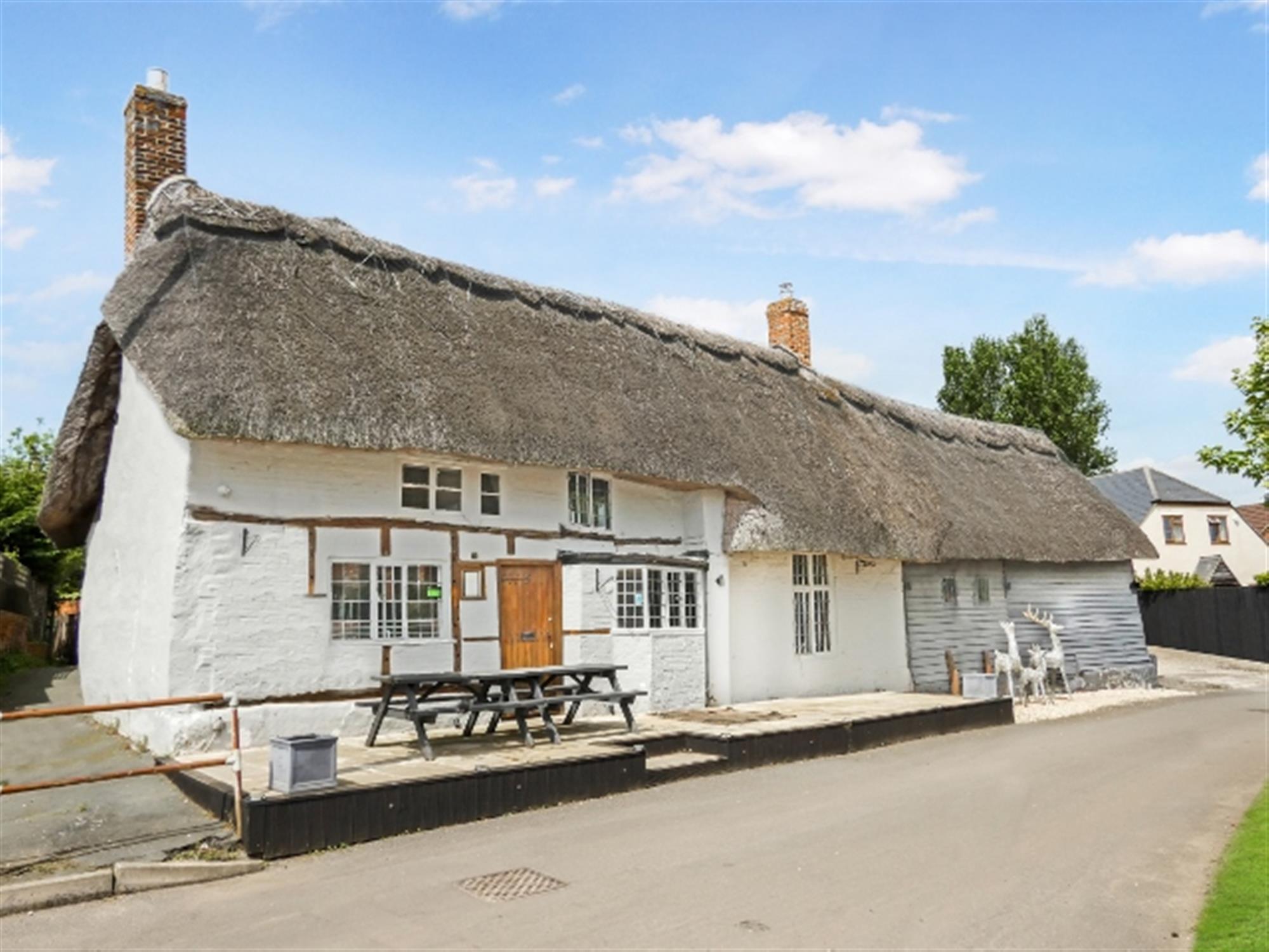 PREMIUM VILLAGE PUB RESTAURANT OF IMMENSE CHARACTER, HIGH SPECIFICATION FITTINGS & PRESENTATION, TURN-KEY OPPORTUNITY, GREAT OUTSIDE TRADING SPACE