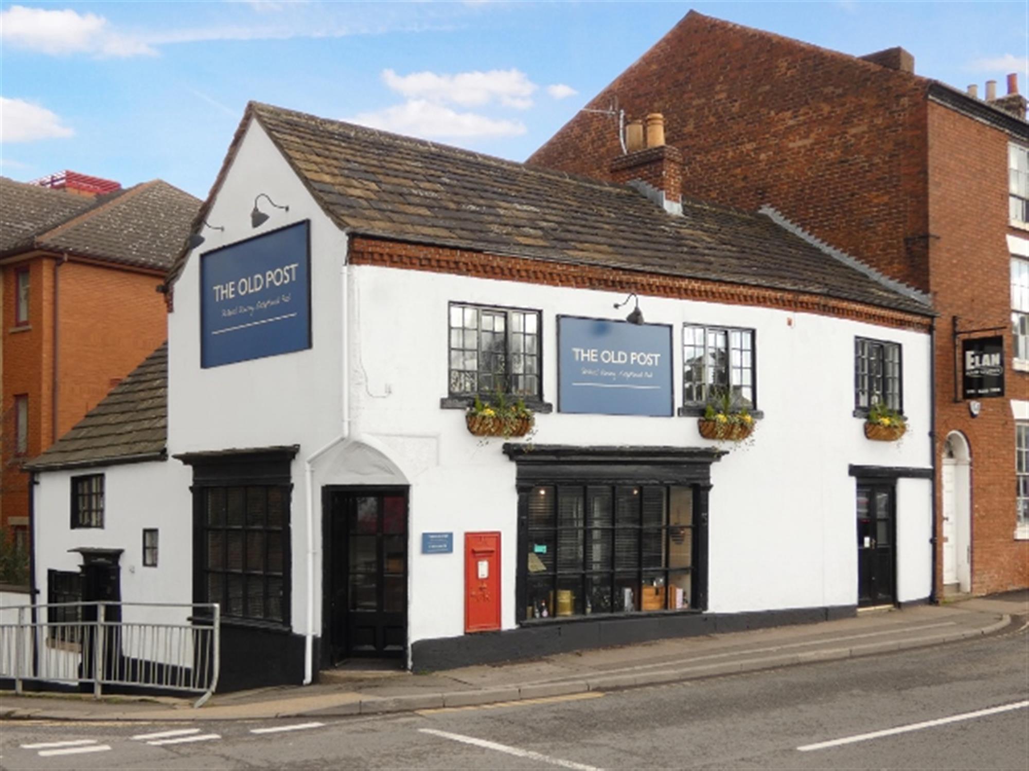 CHARISMATIC RESTAURANT PRIME SITE IN HISTORIC MARKET TOWN, HEAVILY BEAMED DINING AREAS, CIRCA 28 COVERS, BAR, IMMACULATE THROUGHOUT, LOVELY 4 ROOM ACCOMMODATION, PRIVATE LEASE