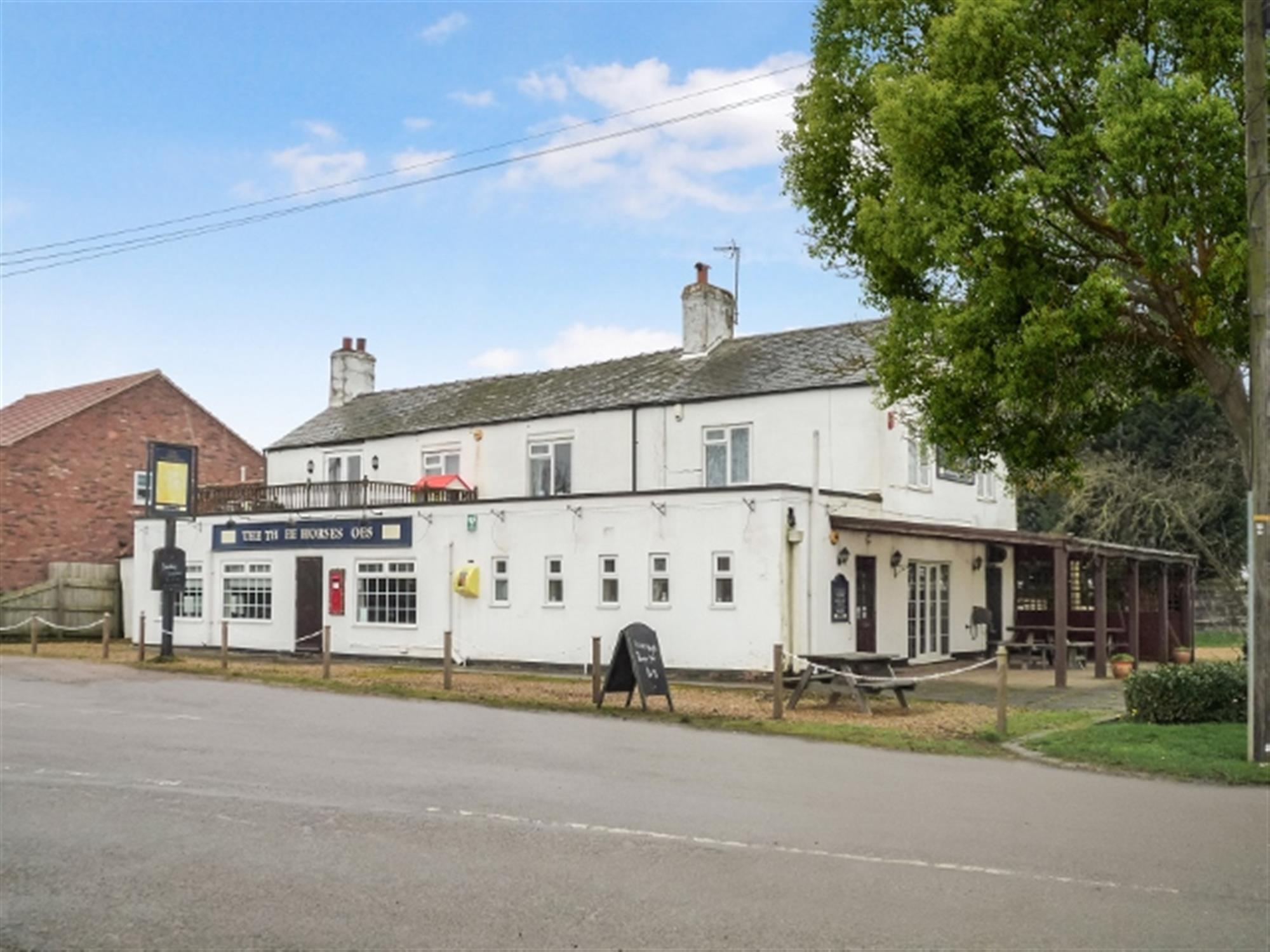 CAMBRIDGESHIRE VILLAGE PUB RESTAURANT, TURN-KEY OPPORTUNITY OFFERING CONSIDERABLE POTENTIAL, OPEN PLAN TRADING AREAS, LOUNGE BAR, DINING ROOM, POOL ROOM, GARDENS,