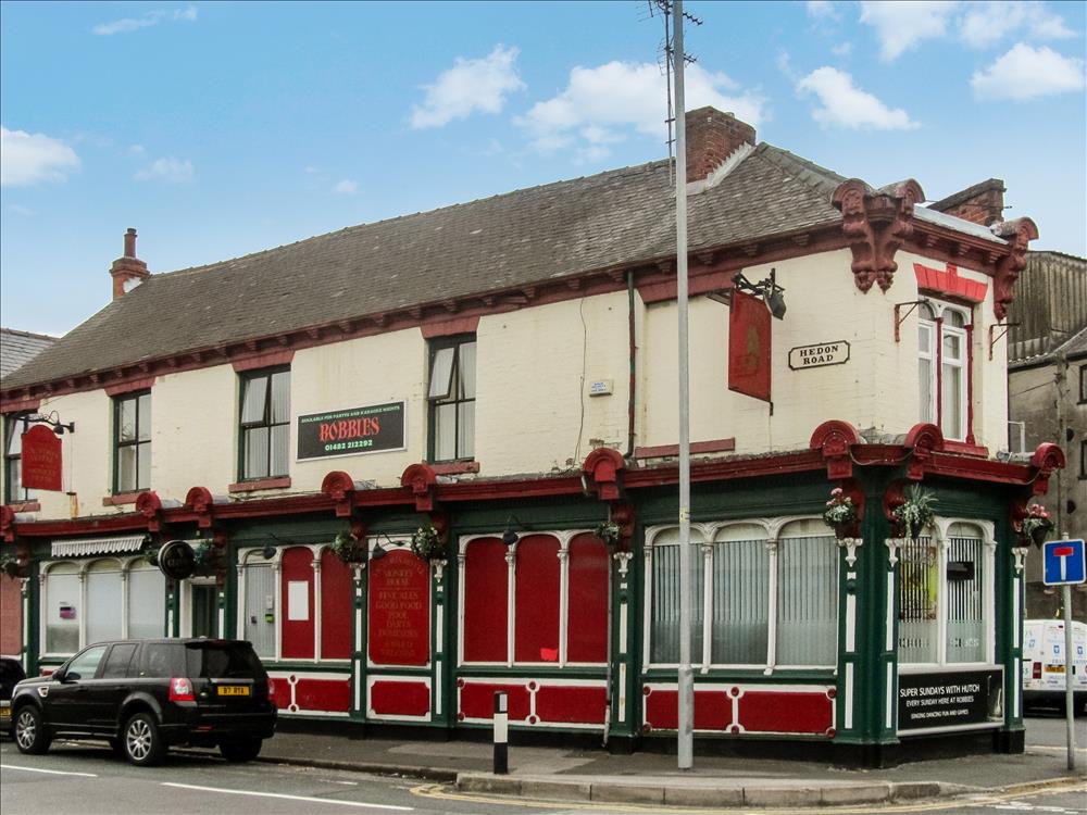 FANTASTIC VALUE PROMINENTLY SITED SUBSTANTIAL FREEHOUSE IN MIXED COMMERCIAL & RESIDENTIAL TOWN LOCATION SAME HANDS OVER 12 YEARS HUGE DEVELOPMENT POTENTIAL