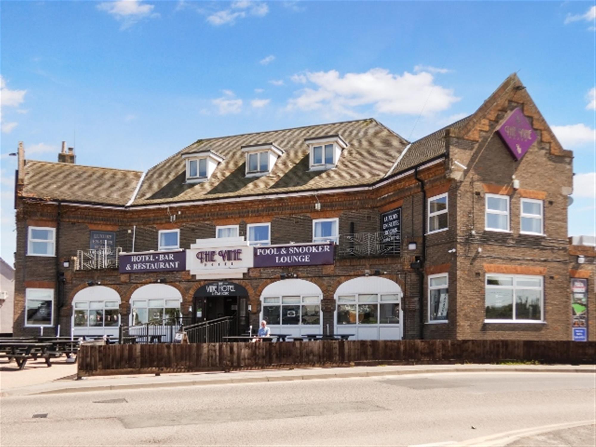 IMPRESSIVE HOTEL, PUB & RESTAURANT, PRIME COASTAL RESORT VILLAGE, HIGH SPECIFICATION REFURBISHMENT, 16 E/S ROOMS, EXCELLENT OUTSIDE TRADING SPACE, LANDMARK SITE.