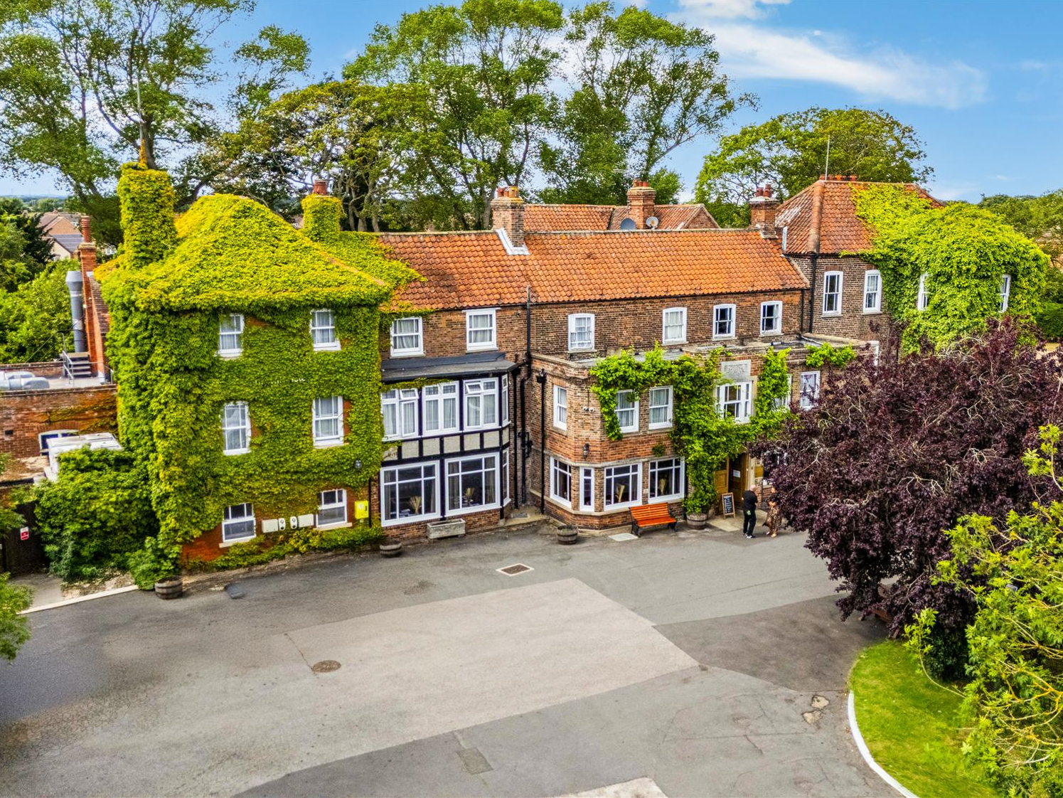 RENOWNED GEORGIAN HOTEL, ADJACENT UK TOP 100 LINKS GOLF COURSE, 25 EN-SUITE ROOMS, 2 LOUNGE BARS, RESTAURANT, WEDDINGS/EVENTS SUITE, 3 ACRES, ICONIC STATUS IN LOCATION.