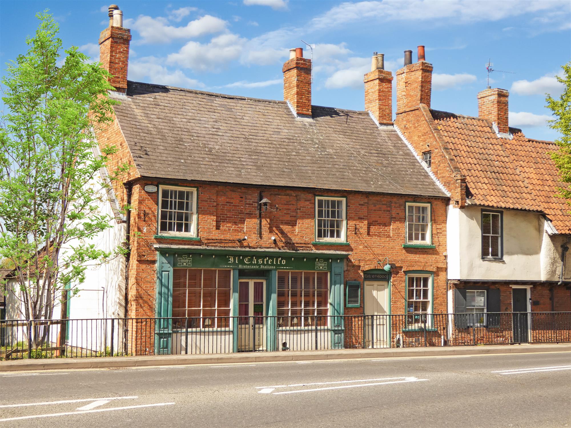 CHARACTERFUL BAR BISTRO CAFE PROPERTY, PROMINENT HISTORIC MARKET TOWN LOCATION, SITS 50 INSIDE PLUS OUTSIDE COURTYARD TERRACE, 3+ ROOM PRIVATE ACCOMMODATION.