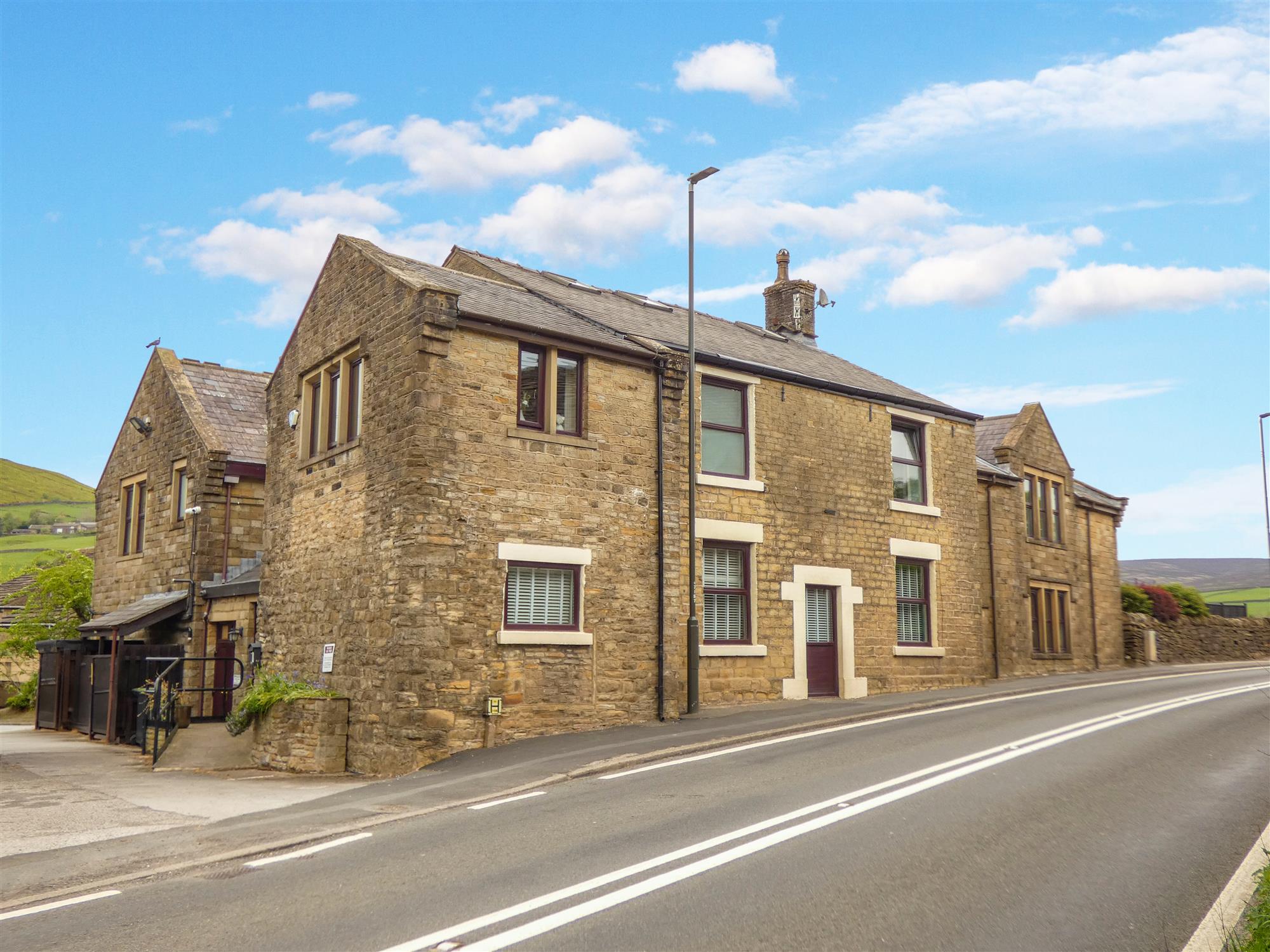 SUPERB ACCOMMODATION BASED BUSINESS OPPORTUNITY, SUPERIOR SPECIFICATION, 2 LOUNGES, 2 DINING ROOMS, 8 E/S BEDROOMS, 4 ROOM PRIVATE APARTMENT, STUNNING DERBYSHIRE PEAKS VIEWS
